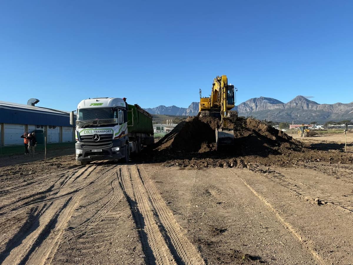 DKL Transport Mercedes-Benz truck with excavator loading bulk material